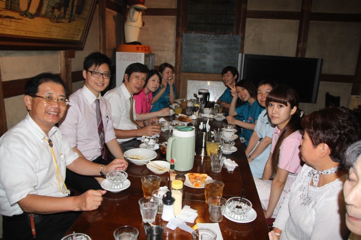 8月6日に開いた歓迎昼食会。院長の手前 （左側の前から2番目）がDr. Yeung。