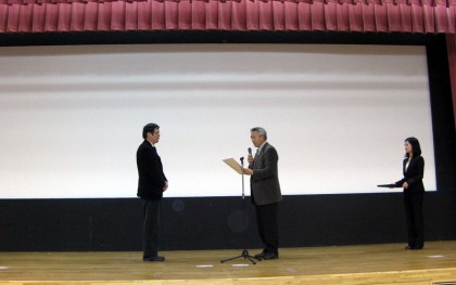 講演後正木北海道矯正歯科学会会長より感謝状の贈呈をして頂いた。